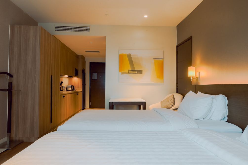 Iron/ironing board, bed sheets