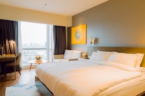 Tabla de planchar con plancha y ropa de cama 