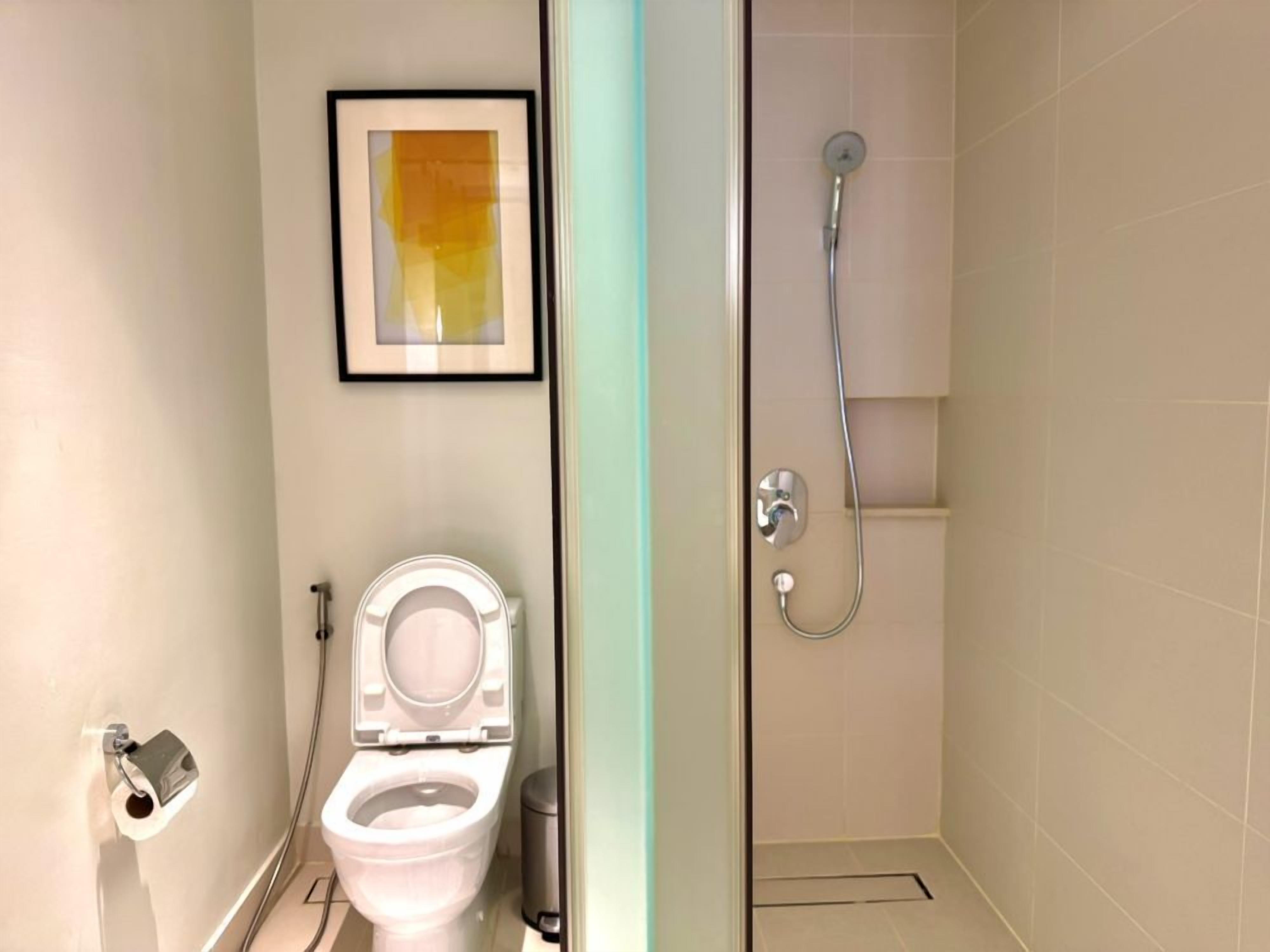 Shower, bidet, towels