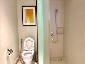 Shower, bidet, towels - Rockwell Skyline Suite (Mandaluyong City)