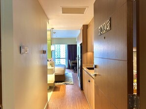 Iron/ironing board, bed sheets - Rockwell Skyline Suite (Mandaluyong City)