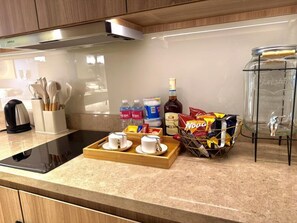 Fridge, microwave, oven, stovetop - Rockwell Skyline Suite (Mandaluyong City)