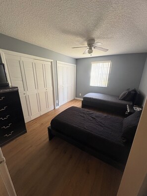 2 habitaciones, escritorio, tabla de planchar con plancha y wifi gratis 