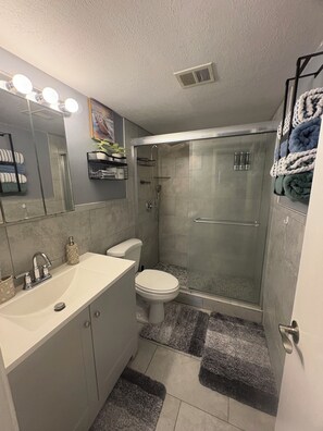 Bathroom - 2-bedroom condo on beach Blv by Jaguar Stadium with two pools (Jacksonville)