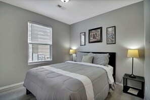 3 bedrooms, iron/ironing board, WiFi, bed sheets - The Chardonnay - Wine Down at our Cozy 3BR Getaway in Branson (Branson)