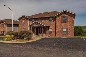 Exterior - The Chardonnay - Wine Down at our Cozy 3BR Getaway in Branson (Branson)