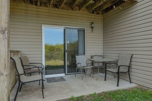 Outdoor dining - The Chardonnay - Wine Down at our Cozy 3BR Getaway in Branson (Branson)