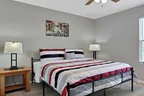 3 bedrooms, iron/ironing board, WiFi, bed sheets - The Chardonnay - Wine Down at our Cozy 3BR Getaway in Branson (Branson)