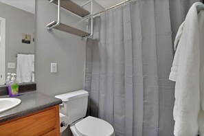 Een haardroger, handdoeken, zeep, toiletpapier