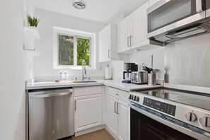 Fridge, microwave, oven, stovetop - World Cup 2026 | 2 BR Downtown + City View (Seattle)