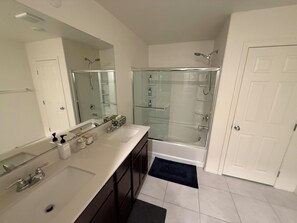Hair dryer, towels, soap, shampoo - 🌟Near Strip[5BR\4BA] Quiet&Spacious (Las Vegas)