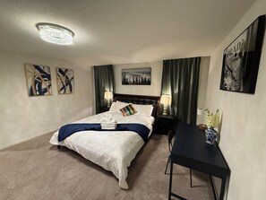 5 bedrooms, iron/ironing board, free WiFi - 🌟Near Strip[5BR\4BA] Quiet&Spacious (Las Vegas)