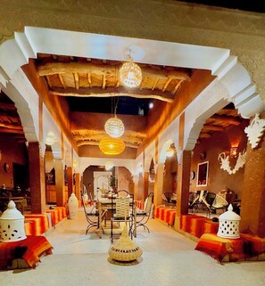 Outdoor dining - Authentic Traditional Moroccan Riad with 6 Rooms. (Ouarzazate)