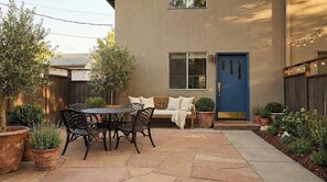 Outdoor dining - Clean, Downtown Boulder Luxury. (Boulder)