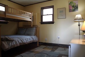 2 bedrooms, desk, free WiFi, bed sheets - Lovely 2-bedroom cottage in Fletcher perfect for a relaxing getaway (Fletcher)