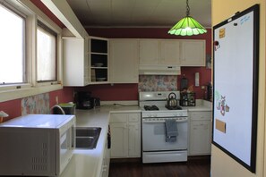 Fridge, microwave, oven, stovetop - Lovely 2-bedroom cottage in Fletcher perfect for a relaxing getaway (Fletcher)