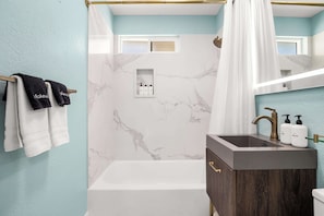 Douche, sèche-cheveux, serviettes fournies, shampoing