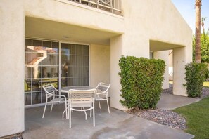 Outdoor dining - 2-bedroom apartment in lovely Palm Desert with AC and gym access Desert Breezes (Palm Desert)