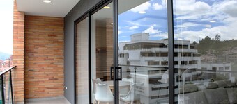 Modern & Secured 2 Bedroom Apartment Av Ordonez Lasso Steps from Tomebamba River