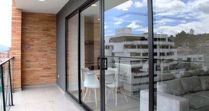 Modern & Secured 2 Bedroom Apartment Av Ordonez Lasso Steps from Tomebamba River
