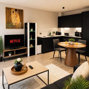 Dining - Canal-Side Apartment with Private Terrace - Castlefield - Business & Long Stays (Greater Manchester)