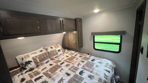 1 bedroom, WiFi - EastToWest Glamping camper - Site #15 (Klamath)