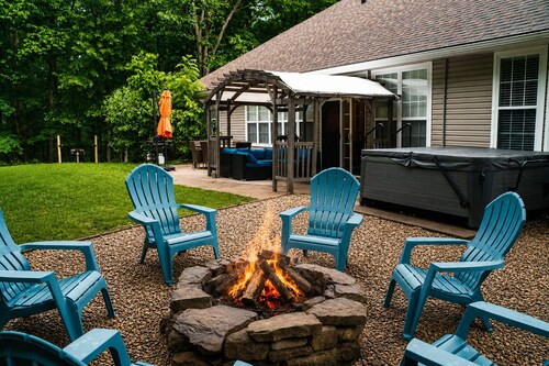 Luxury 4BR Retreat On Trail w/ Sauna + Hot Tub by OZ Bike Park, 2 Master Kings