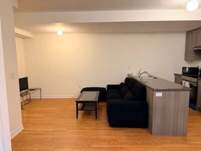 Modern 2-Bedroom Suite| Near Airport | Free Parking