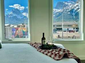 Room - The Station 810 | Downtown | Rooftop Hot Tub (Canmore)