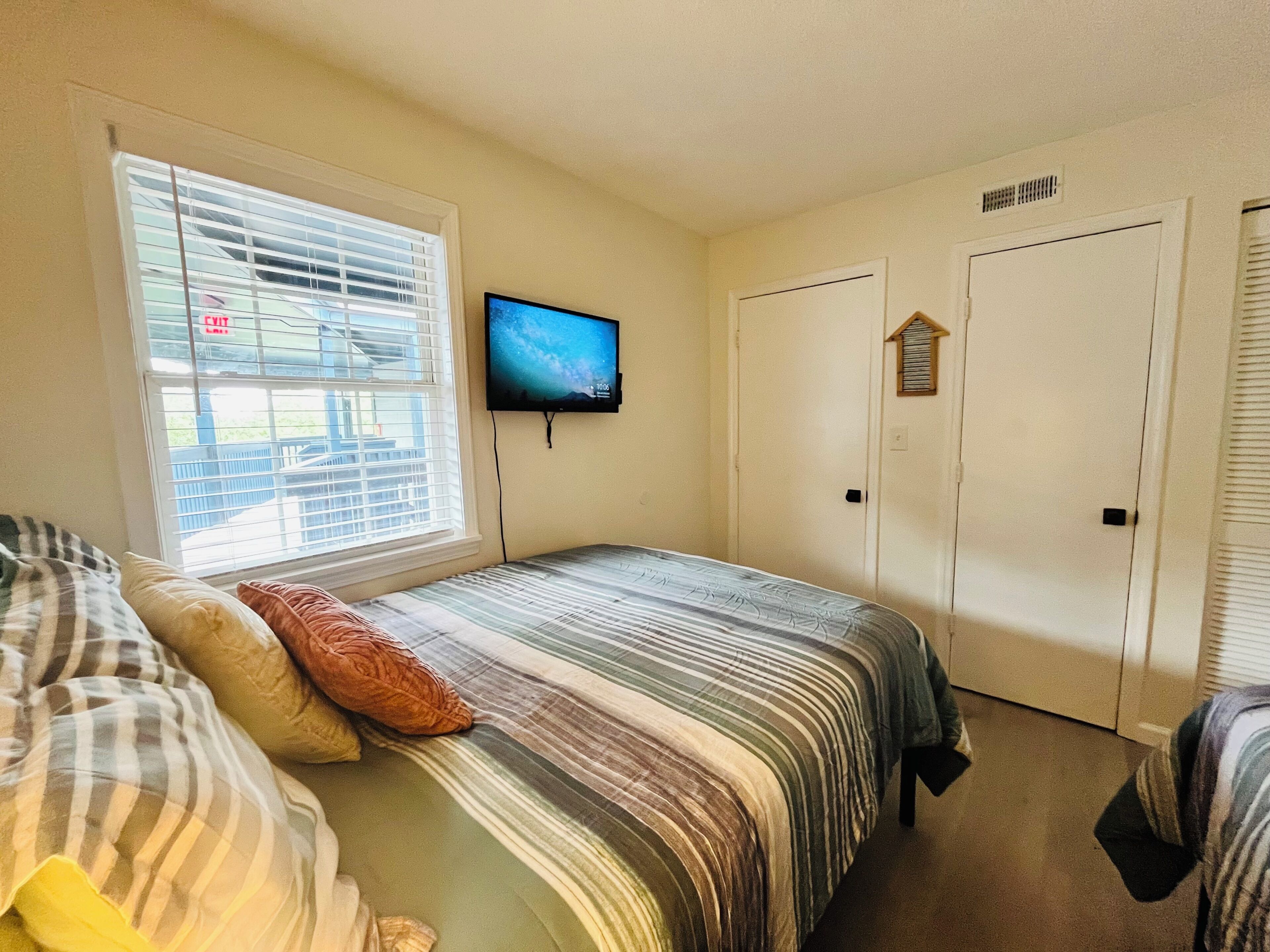 2 bedrooms, iron/ironing board, internet, bed sheets