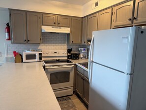 Private kitchen - Beautiful 2 Bedroom Condo with Golf Course Views! (North Myrtle Beach)