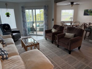Living area - Beautiful 2 Bedroom Condo with Golf Course Views! (North Myrtle Beach)
