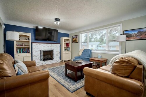 Family 5BR Retreat Sleeps 11 by College, Hospital