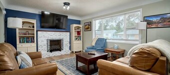 Family 5BR Retreat Sleeps 11 by College, Hospital
