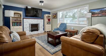 Family 5BR Retreat Sleeps 11 by College, Hospital