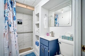 Hair dryer, towels - Family 5BR Retreat Sleeps 11 by College, Hospital (Torrington)