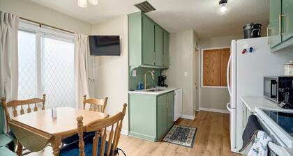 Family 5BR Retreat Sleeps 11 by College, Hospital