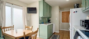 Family 5BR Retreat Sleeps 11 by College, Hospital