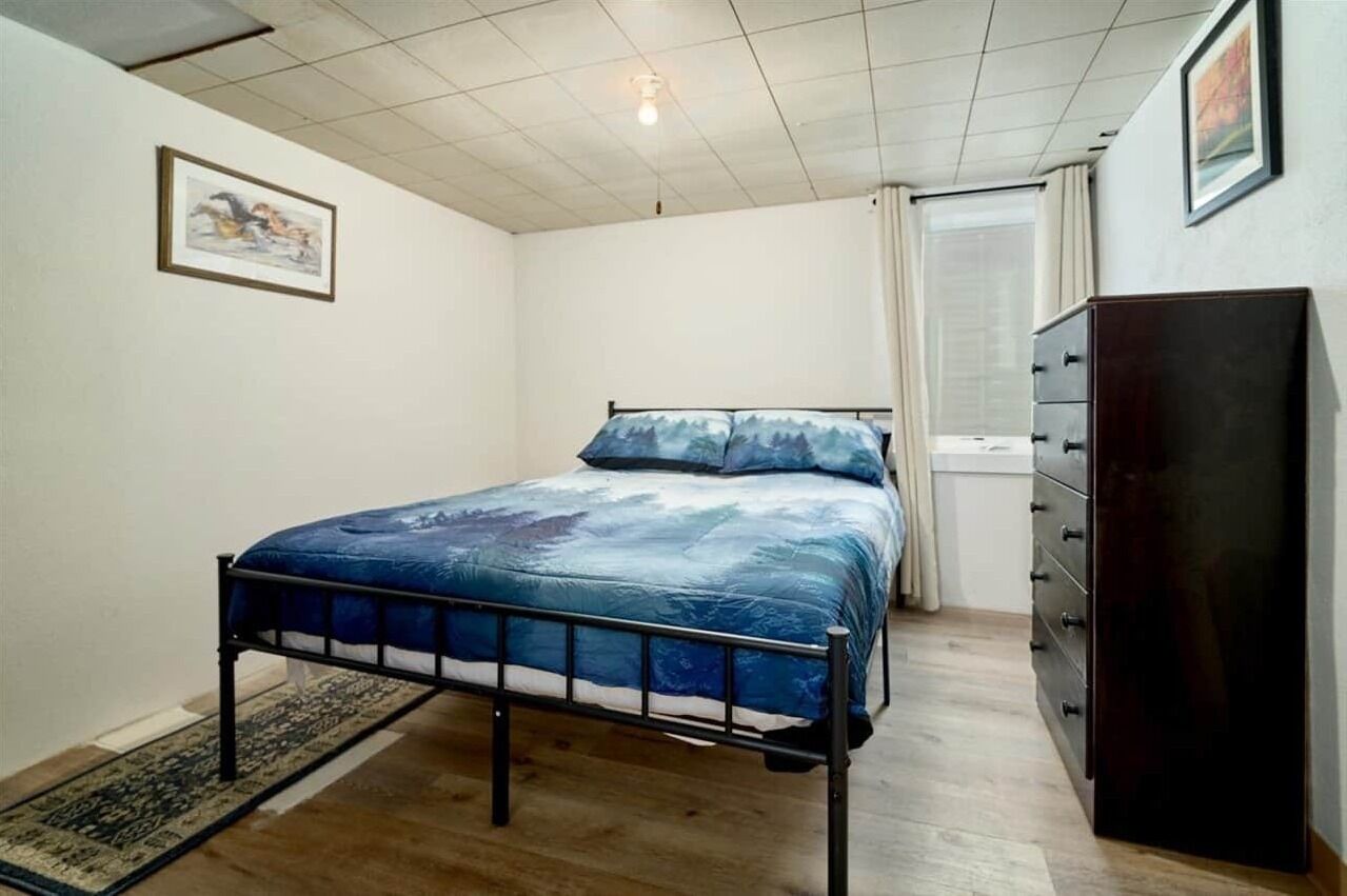 5 bedrooms, iron/ironing board, WiFi, bed sheets