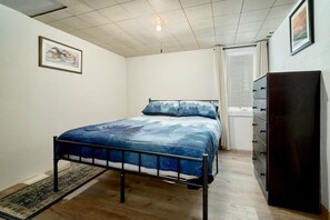 5 bedrooms, iron/ironing board, WiFi, bed sheets