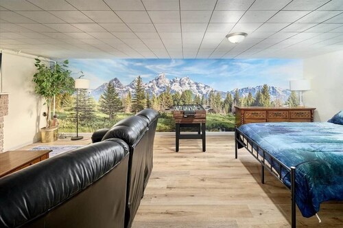 Family 5BR Retreat Sleeps 11 by College, Hospital