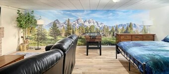 Family 5BR Retreat Sleeps 11 by College, Hospital