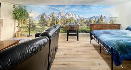 Family 5BR Retreat Sleeps 11 by College, Hospital