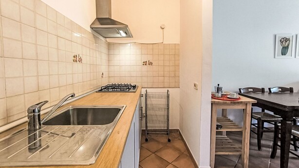 Jääkaappi, uuni, keittoastiat/astiat/ruokailuvälineet
