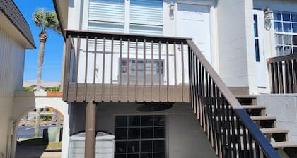 1-bedroom guest apartment with AC, steps from the beautiful Pensacola Beach