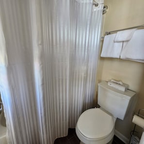 Séchoir à cheveux, serviettes fournies, savon, papier de toilette