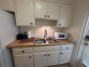 Fridge, microwave, oven, stovetop - Trendy 1BR Steps to Lake Eola - Thornton Park (Orlando)