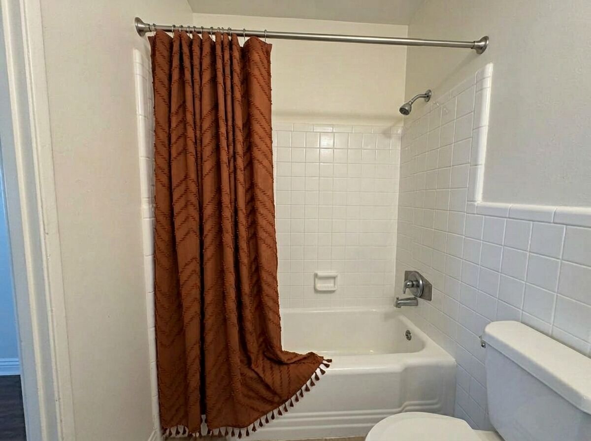 Chuveiro, secador de cabelo, toalhas de banho 