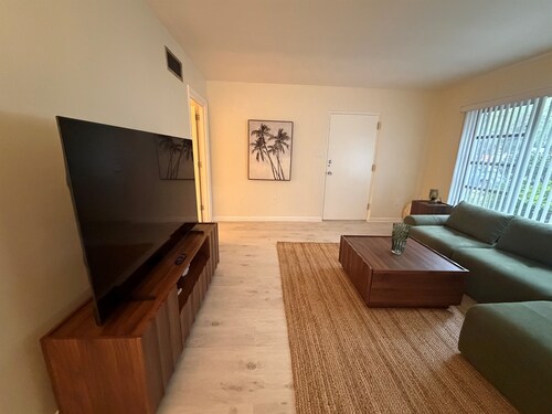 Mid Term Rental 2 Bedroom Retreat Steps to Lake Eola Thornton Park