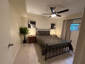 2 bedrooms, desk, iron/ironing board, free WiFi - Corporate Rental 2 Bedroom Retreat Steps to Lake Eola Thornton Park (Orlando)